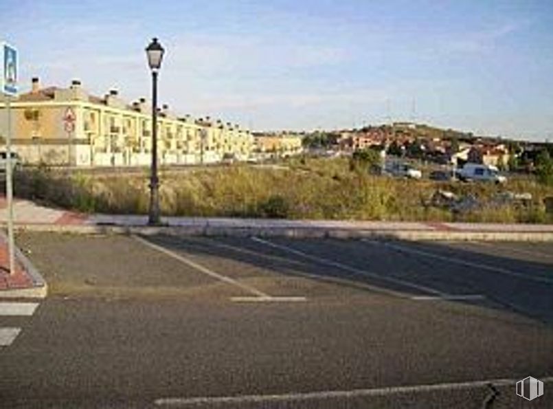 Land for sale at Calle Teresa de Calcuta, Ávila, 05004 with sky, cloud, building, asphalt, plant, street light, road surface, landscape, road and city around