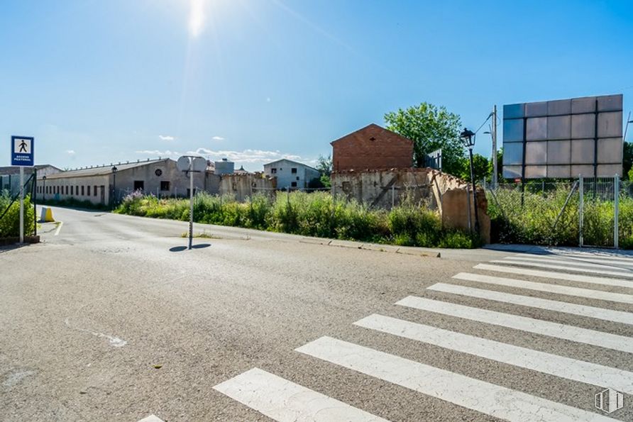 Suelo en venta en Avenida Príncipe de Asturias, Alovera, Guadalajara, 19208 con casa, cielo, planta, edificio, nube, superficie de la carretera, asfalto, diseño urbano, árbol y línea alrededor