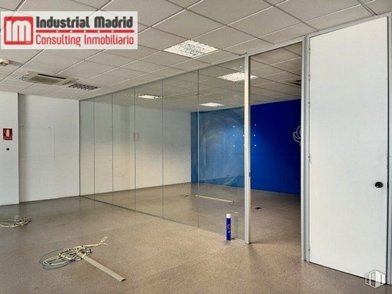 Nave en venta en Polígono Industrial San Fernando, San Fernando de Henares, Madrid, 28830 con puerta, edificio, accesorio, pavimento, piso, pared, ventana, pasillo, sombra y silla alrededor