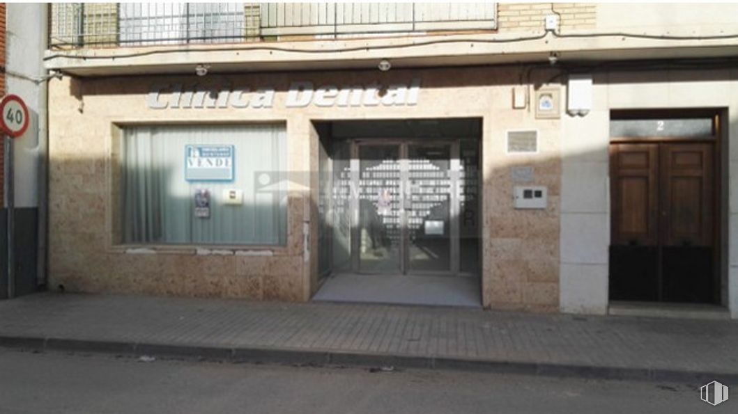 Retail for sale at Calle Cervantes, 2, Villanueva de Alcardete, Toledo, 45810 with door, window, building, wall, fixture, gas, facade, road, asphalt and font around