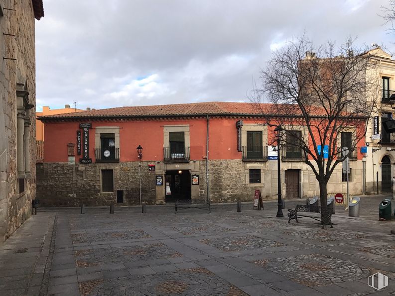 Oficina en alquiler en Plaza Pedro Dávila, Ávila, 05001 con mesa de trabajo, edificio, cielo, nube, ventana, propiedad, árbol, planta, mediante, superficie de la carretera y ladrillo alrededor