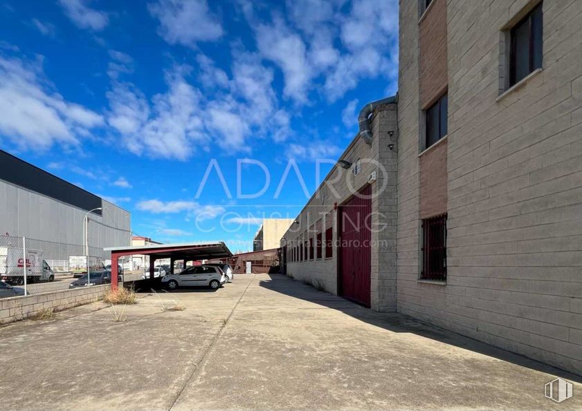 Industrial for sale at Calle Bell, Getafe, Madrid, 28906 with window, automotive parking light, concrete, parking, parking lot, driveway and sport utility vehicle around