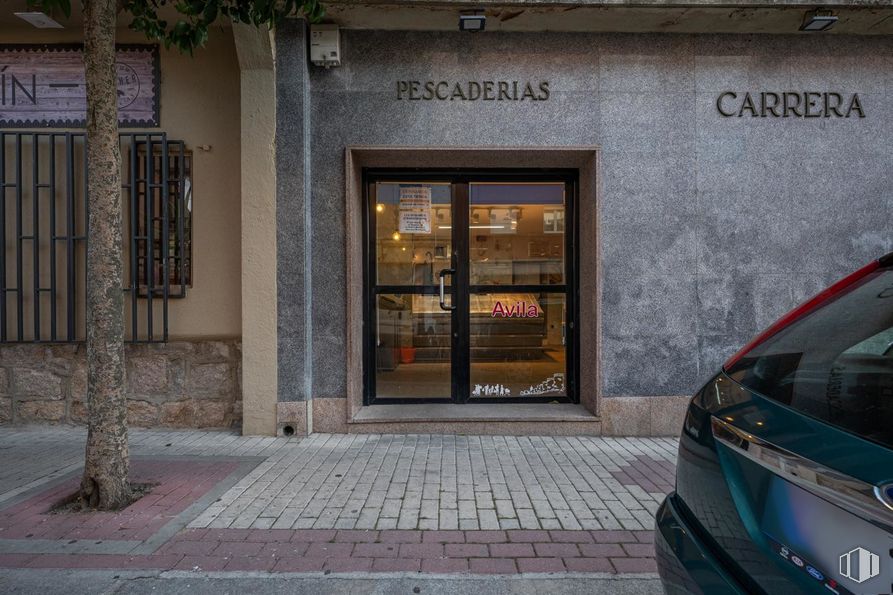 Retail for sale at Calle Cuartel de la Montaña, Ávila, 05001 with car, window, automotive lighting, automotive tail & brake light, door, vehicle, road surface, vehicle registration plate, vehicle door and motor vehicle around