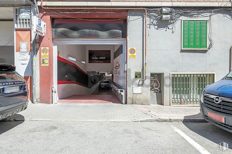 Retail for sale at Calle López Mezquía, 9, Carabanchel, Madrid, 28019 with window, car, automotive parking light, vehicle registration plate, vehicle, motor vehicle, automotive lighting, hood, automotive design and grille around