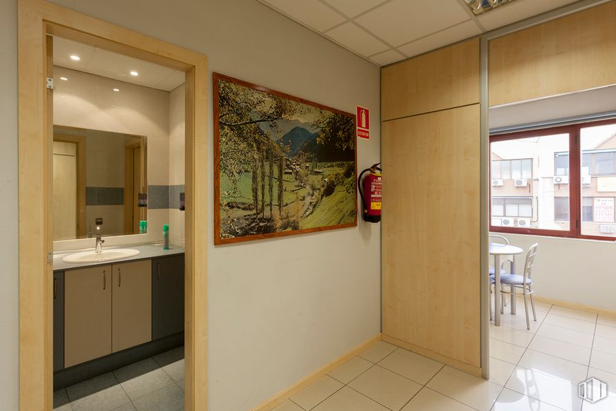 Office for sale at Calle Luis I, Villa de Vallecas, Madrid, 28031 with bathroom cabinet, sink, mirror, property, building, picture frame, tap, lighting, interior design, wood and plumbing fixture around