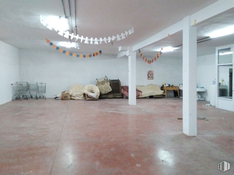 Retail for rent at Urbanización la Tejería, Chinchón, Madrid, 28370 with lighting, building, interior design, hall, floor, flooring, tile flooring, ceiling, wood and space around