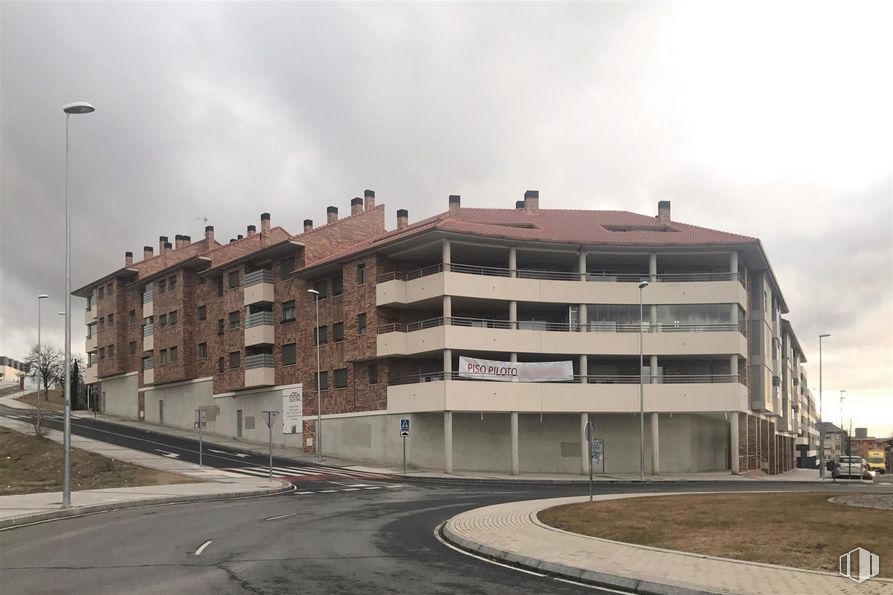 Local en alquiler y venta en Zona plaza de toros, Segovia, 40005 con edificio, cielo, nube, luz de la calle, diseño urbano, asfalto, zona residencial, barrio, superficie de la carretera y fachada alrededor