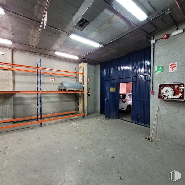 Industrial for sale at Calle María Tubau, Fuencarral - El Pardo, Madrid, 28050 with lighting, light fixture, floor, ceiling, metal, building material, warehouse, basement, garage and fluorescent lamp around