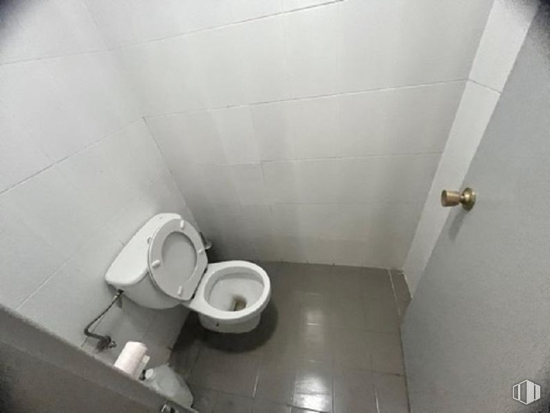 Retail for sale at Avenida Constitución, Mejorada del Campo, Madrid, 28840 with toilet, plumbing fixture, toilet seat, bathroom, floor, paper towel holder, toilet roll holder, plumbing, gas and flooring around