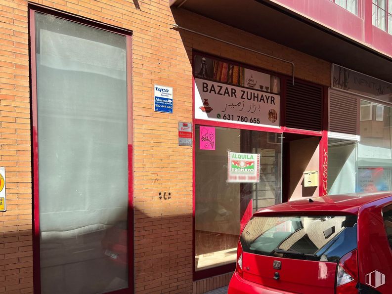 Retail for rent at Calle Fuente, 17, Collado Villalba, Madrid, 28400 with automotive lighting, vehicle, motor vehicle, hood, car, architecture, automotive design, automotive tail & brake light, automotive exterior and window around