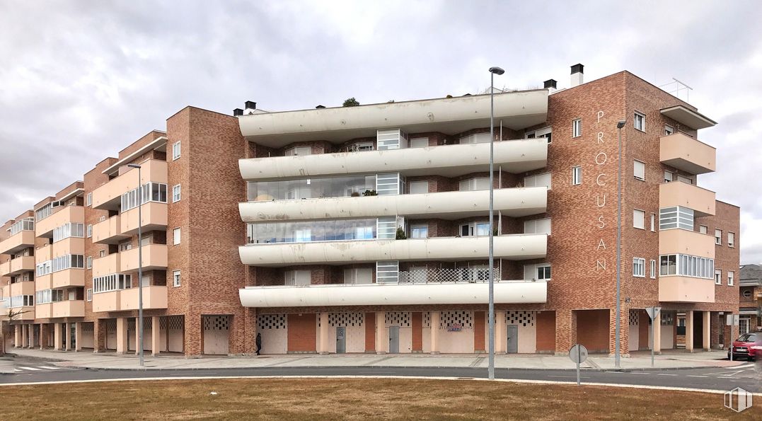 Retail for sale & for rent at Calle Lazarillo de Tormes, 6, Ávila, 05003 with building, sky, cloud, window, plant, tower block, tree, urban design, condominium and neighbourhood around