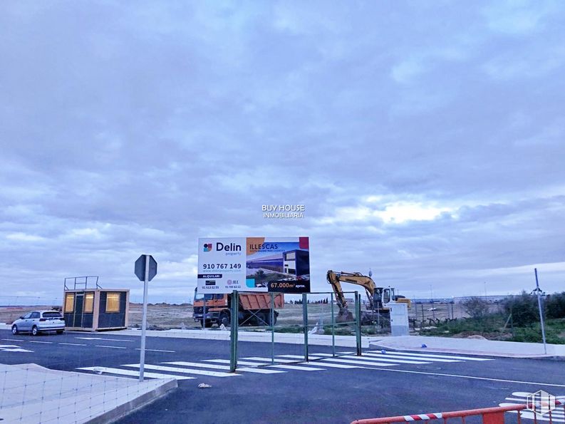 Land for sale at Polígono El Rabanal, Illescas, Toledo, 45200 with cloud, sky, street light, car, asphalt, road surface, vehicle, motor vehicle, automotive lighting and gas around