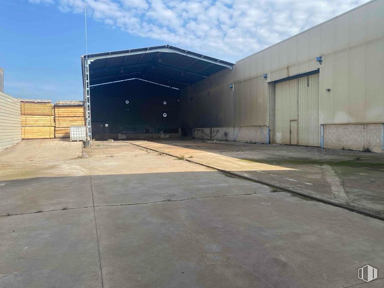 Industrial for sale & for rent at Zona industrial, Camarma de Esteruelas, Madrid, 28816 with shade, concrete, building material, daylighting, steel and shadow around