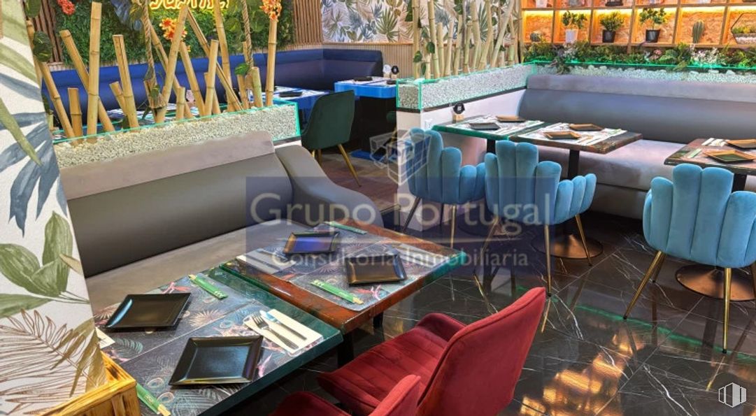 Retail for rent at Zona Puerta de Toledo, Centro, Madrid, 28005 with chair, restaurant, design, hotel and houseplant around