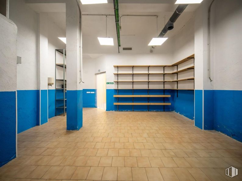 Local en venta en Calle Mosquilona, Colmenar Viejo, Madrid, 28770 con estantería, lámpara, mueble, azul, suelos, suelo, material compuesto, techo, hormigón y azulejo alrededor