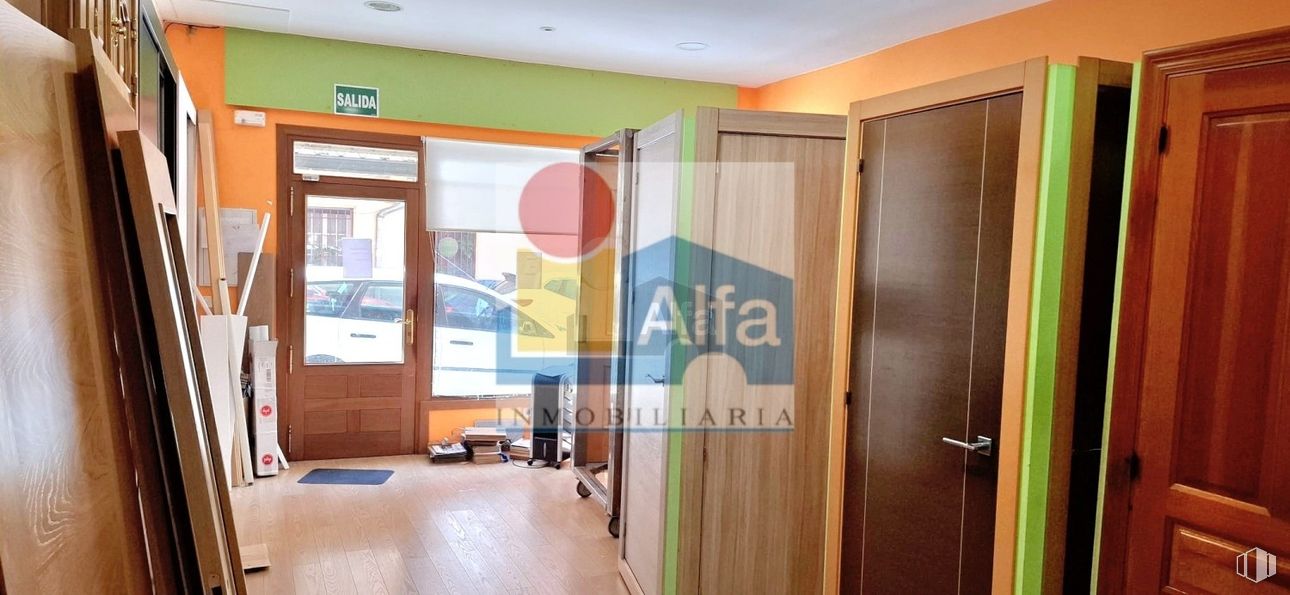 Retail for sale at Calle Cristo del Mercado, Segovia, 40005 with door, wood, flooring, floor, wood stain, hardwood, home door, varnish, glass and plywood around