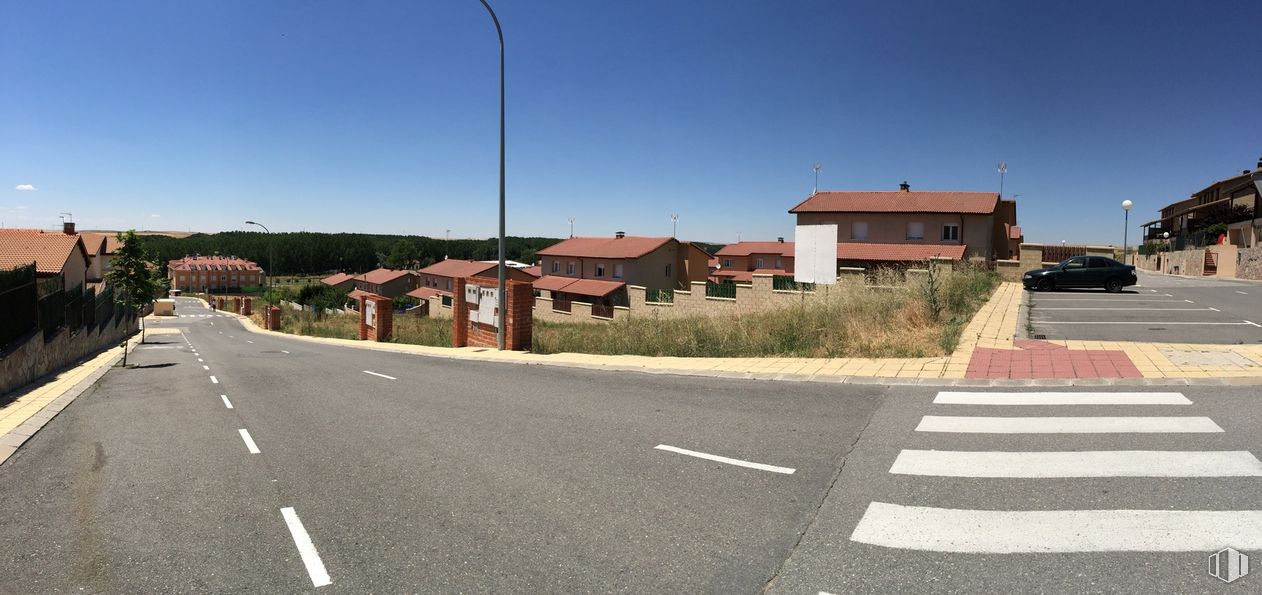 Land for sale at Calle Extraradio, Hontanares de Eresma, Segovia, 40490 with house, sky, building, plant, street light, road surface, asphalt, tree, land lot and thoroughfare around