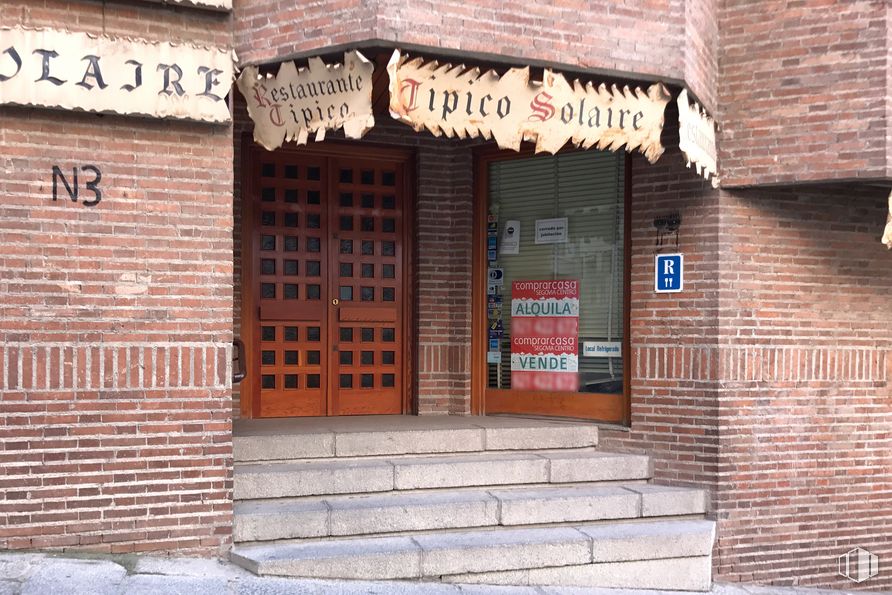 Retail for sale at Zona Casco Antiguo, Segovia, 40001 with door, property, wood, brick, architecture, brickwork, building material, building, font and facade around