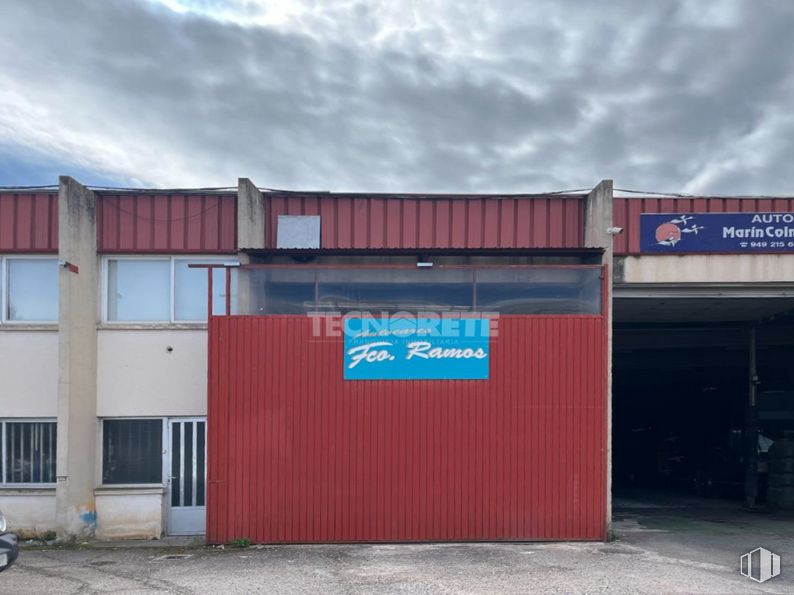 Industrial for sale at Calle Méjico, Guadalajara, 19004 with cloud, sky, building, tire, asphalt, wall, wood, wheel, fixture and gas around