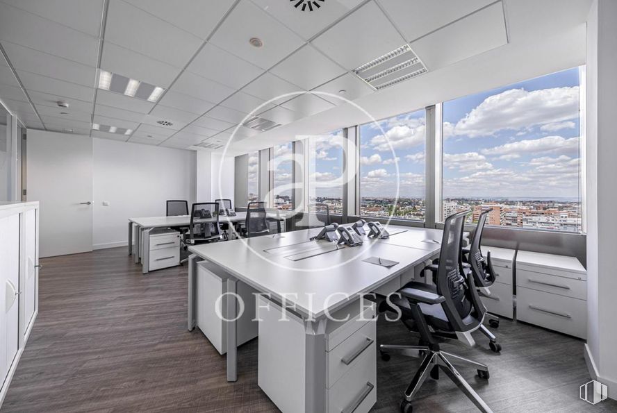 Oficina en alquiler en Paseo Castellana, 79, Tetuán, Madrid, 28046 con silla, escritorio, mueble, edificio, mesa, nube, interiorismo, arquitectura naval, diseño automovilístico y embarcación alrededor