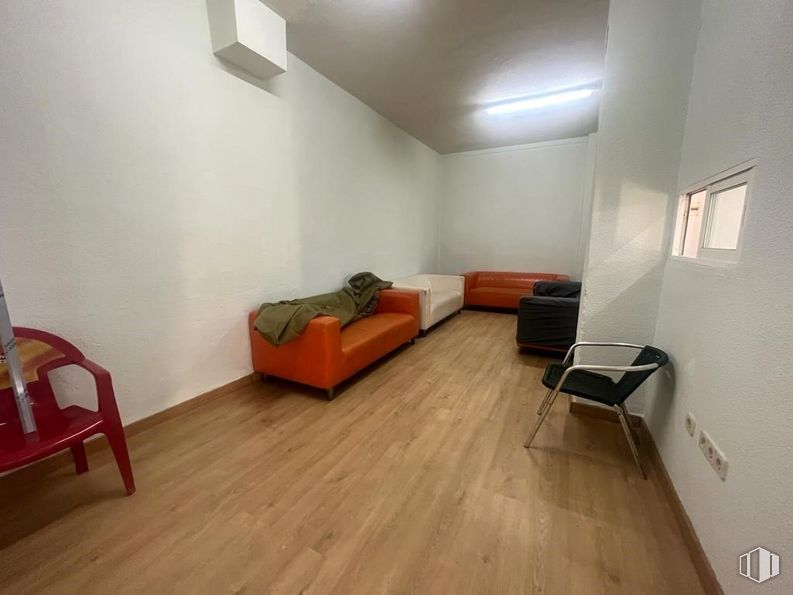 Local en venta en Calle Nazario Calonge, San Fernando de Henares, Madrid, 28830 con sofá, silla, ventana, mueble, confort, edificio, madera, suelos, suelo y planta de interior alrededor