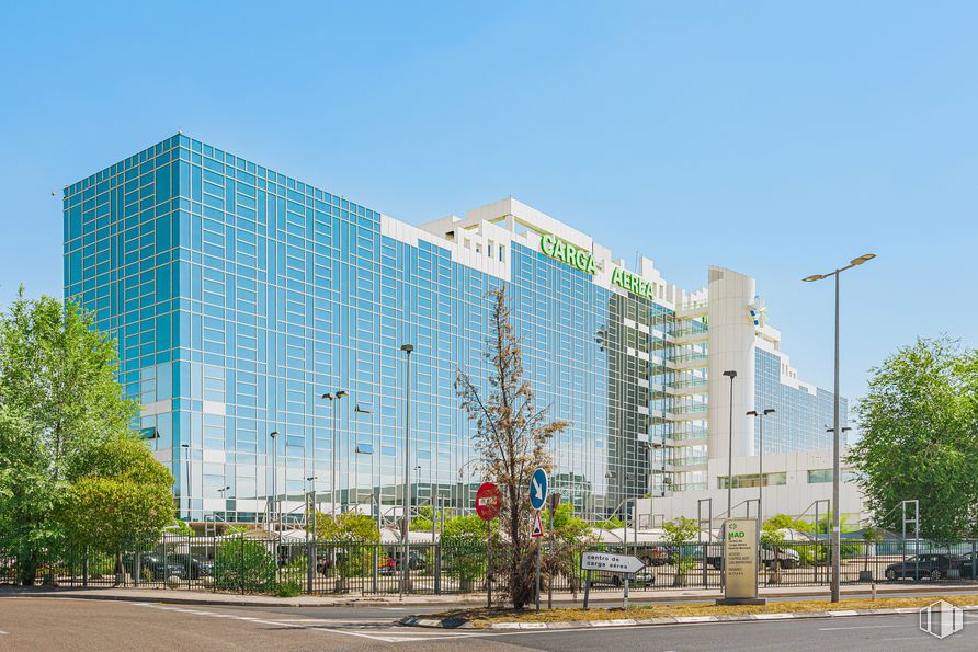 Oficina en alquiler en Edificio Servicios Generales, Aeropuerto AS Madrid Barajas, Barajas, Madrid, 28042 con edificio, cielo, planta, luz de la calle, árbol, diseño urbano, bloque de pisos, condominio, zona residencial y casa alrededor