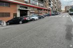 Retail for rent at Calle San Graciano, 5-7-9, Usera, Madrid, 28026 with car, building, window, automotive parking light, wheel, tire, vehicle, road surface, motor vehicle and automotive tire around