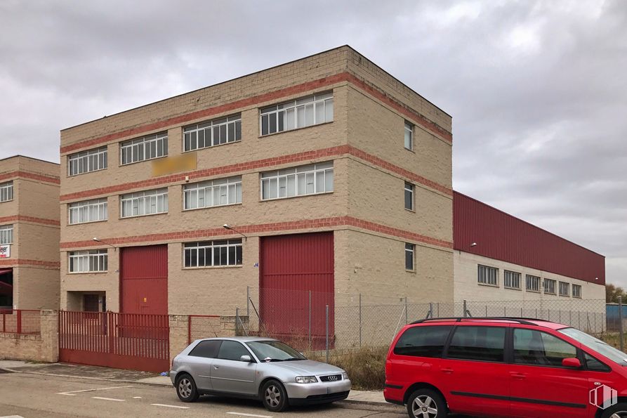 Industrial for sale at Polígono Industrial Las Mezquitas, Getafe, Madrid, 28906 with car, window, building, automotive parking light, wheel, tire, sky, land vehicle, vehicle and property around