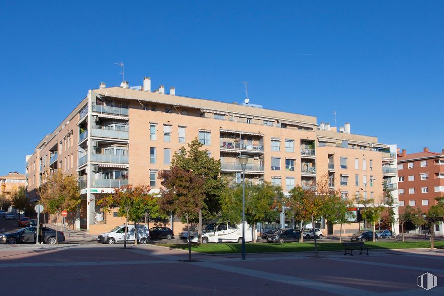 Local en venta en Paseo Valdelasfuentes, 9, Alcobendas, Madrid, 28100 con edificio, cielo, planta, ventana, coche, árbol, diseño urbano, vehículo, bloque de torre y condominio alrededor