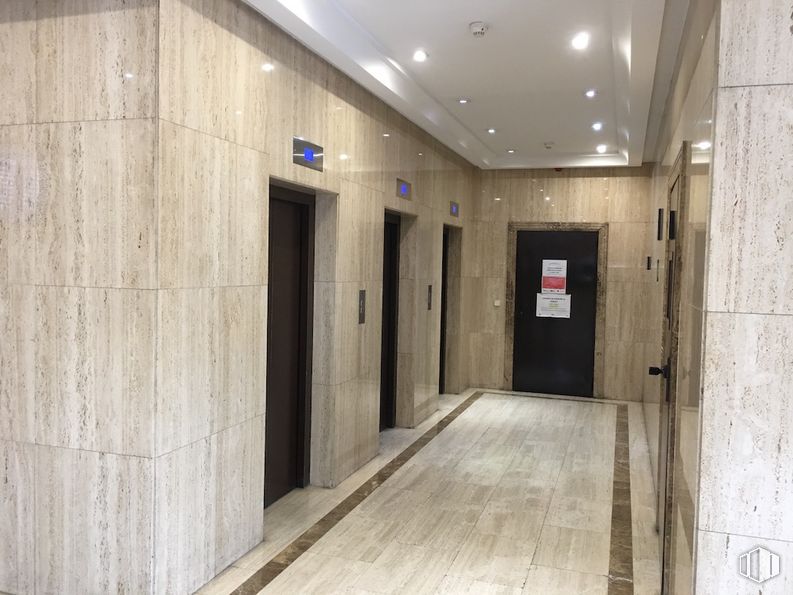 Office for rent at Edificio Magalar, Calle Juan Esplandiú, 15, Retiro, Madrid, 28007 with door, building, fixture, interior design, wood, floor, flooring, ceiling, hall and hardwood around