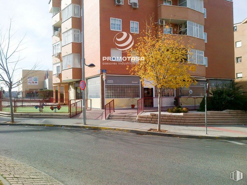 Local en alquiler en Zona consolidada, Arganda del Rey, Madrid, 28500 con edificio, ventana, superficie de la carretera, arquitectura, diseño urbano, accesorio, árbol, barrio, zona residencial y asfalto alrededor