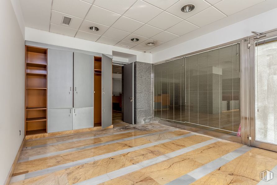 Retail for sale at Calle Antonio Machado, Alcobendas, Madrid, 28100 with flooring, floor, wood, ceiling, door, interior design, tile flooring, composite material, glass and hall around