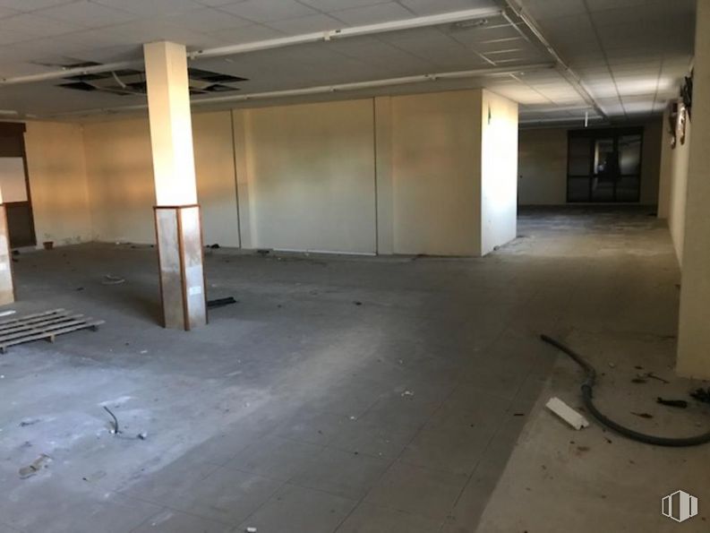 Retail for sale at Calle La Cabaña, 3, Grajera, Segovia, 40569 with lighting, fixture, hall, flooring, interior design, floor, wall, composite material, real estate and ceiling around