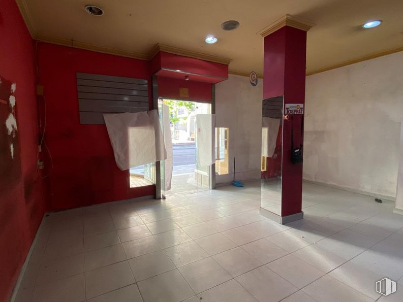 Retail for rent at Plaza Constitución, Cuenca, 16002 with fixture, building, interior design, door, wood, flooring, floor, hall, ceiling and tile flooring around