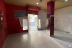 Retail for rent at Plaza Constitución, Cuenca, 16002 with fixture, building, interior design, door, wood, flooring, floor, hall, ceiling and tile flooring around