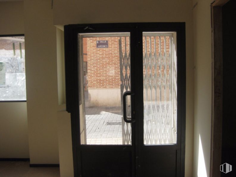 Local en alquiler en Calle Jardines, Ciempozuelos, Madrid, 28350 con puerta, ventana, accesorio, madera, sombra, edificio, madera dura, tintes y matices, suelos y vidrio alrededor