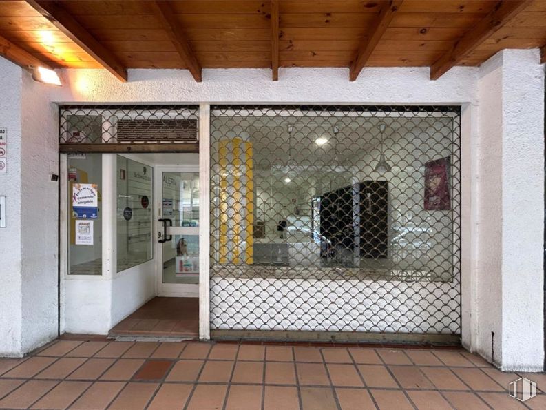 Local en alquiler en Calle Julián Berrendero, San Agustín del Guadalix, Madrid, 28750 con propiedad, accesorio, puerta, material compuesto, sombra, edificio, gas, techo, suelos y fachada alrededor