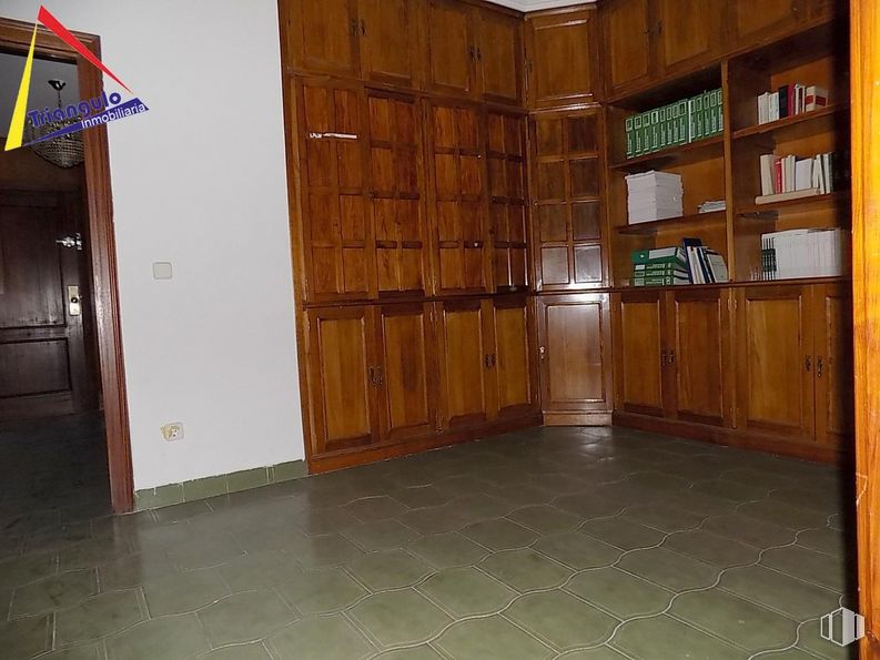 Retail for sale at Zona Santo Tomás, Segovia, 40002 with cupboard, cabinetry, wood, fixture, door, floor, flooring, wood stain, shelf and hardwood around