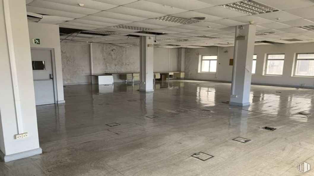 Office for sale at Plaza Catedral, 4, Ávila, 05001 with window, fixture, interior design, floor, flooring, hall, building, building material, composite material and glass around