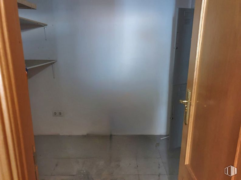 Local en venta en Calle Arijales, Parla, Madrid, 28980 con accesorio, madera, suelo, suelos, madera dura, tinte para madera, techo, barniz, puerta y asa alrededor