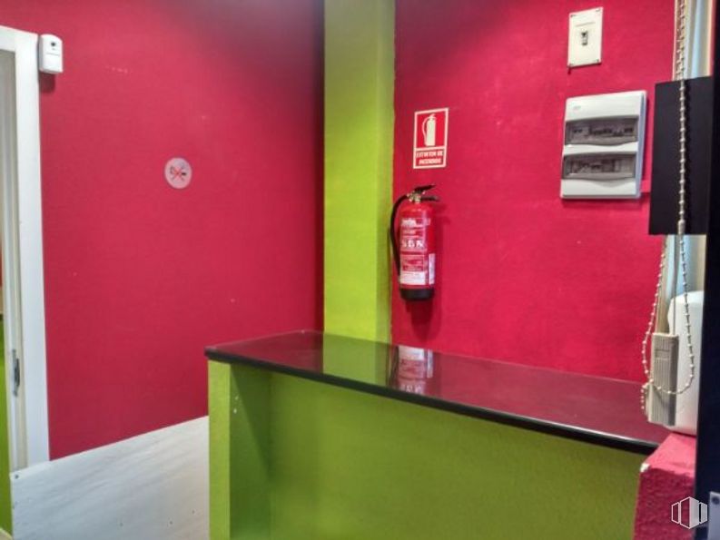 Retail for sale at Calle Fernando III, Villaviciosa de Odón, Madrid, 28670 with countertop, interior design, fixture, wall, magenta, material property, gas, door, machine and flooring around