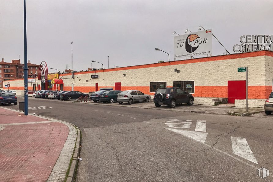 Retail for sale & for rent at Calle Pablo Casals, 27, Parla, Madrid, 28980 with building, car, wheel, tire, sky, vehicle, motor vehicle, road surface, asphalt and street light around