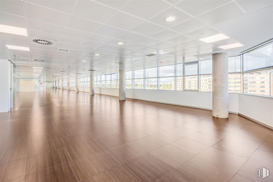 Oficina en alquiler en Calle Puerto Somport, 8, Fuencarral - El Pardo, Madrid, 28050 con edificio, accesorio, ventana, hall, interiorismo, suelos, suelo, madera, vidrio y espacio alrededor