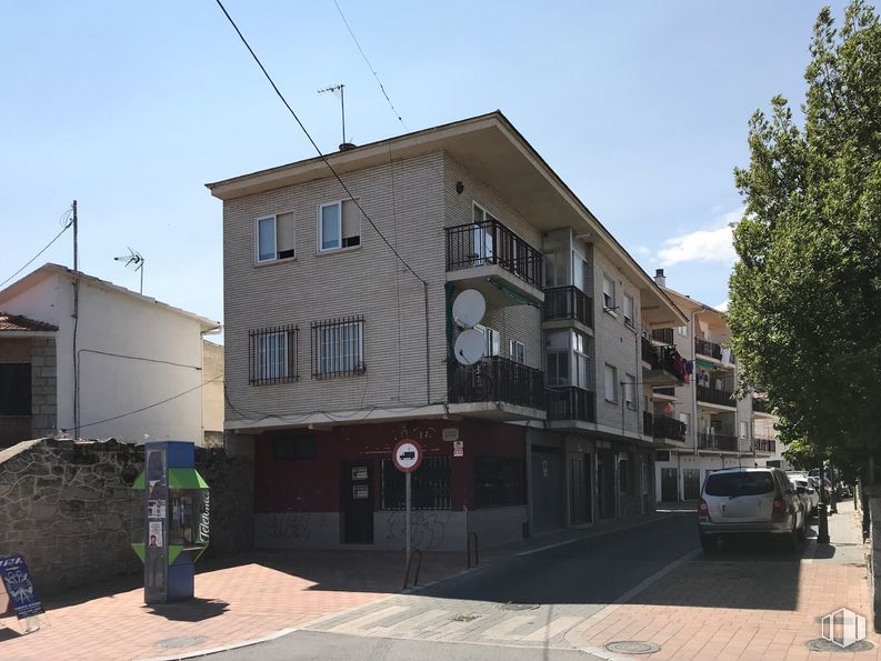 Retail for sale at Travesía Antón, 1, Moralzarzal, Madrid, 28411 with building, car, property, sky, window, road surface, tree, urban design, house and neighbourhood around