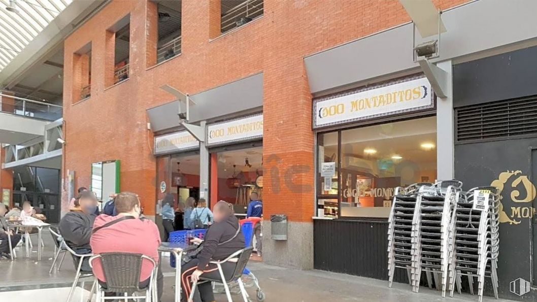 Retail for sale at Avenida Poblados, La Latina, Madrid, 28044 with person, chair, clothing, furniture, building, window, facade, city, leisure and mixed-use around