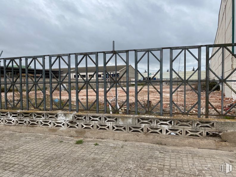 Land for sale at Calle Juan de Austria, 137, Guadalajara, 19004 with building, sky, cloud, fence, landscape, wood, gas, composite material, metal and soil around