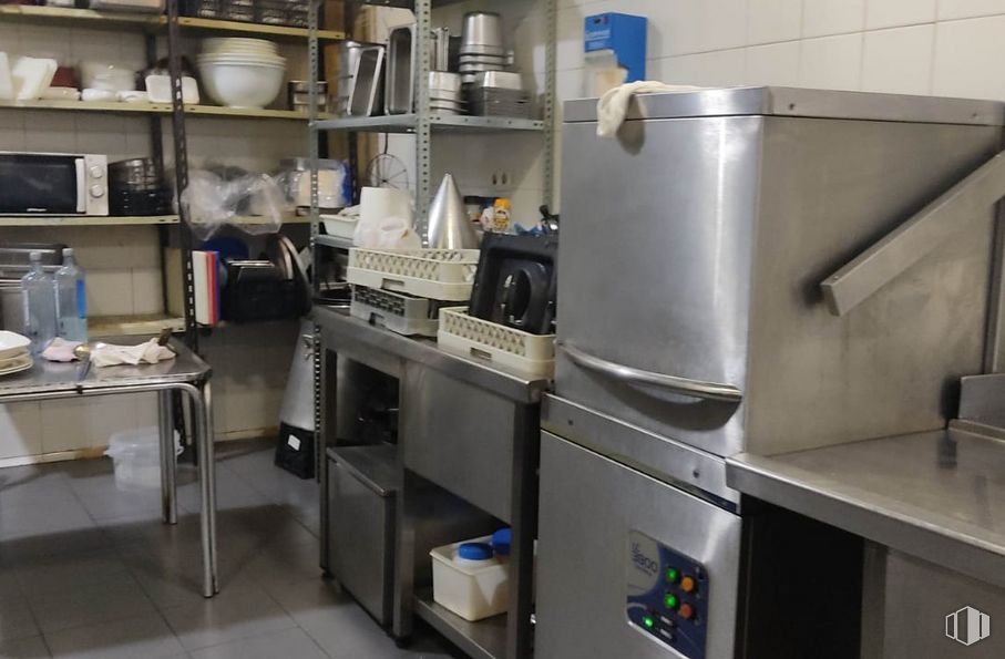 Local en alquiler en Zona Matadero, Arganzuela, Madrid, 28045 con mesa, productos envasados, refrigerador, edificio, producto, aparato de cocina, cocina, estufa de cocina, electrodoméstico y ebanistería alrededor