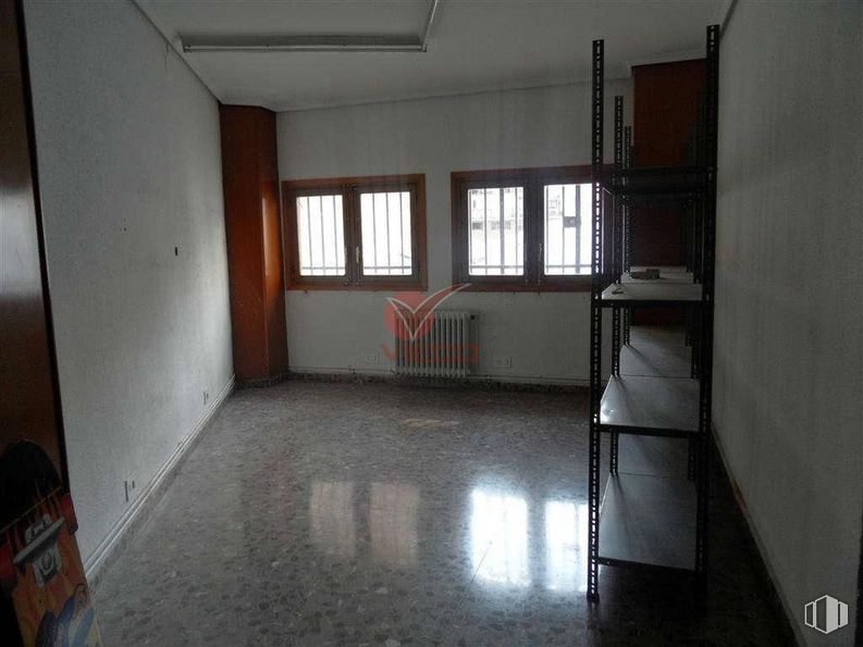 Retail for sale & for rent at Zona Centro, Cuenca, 16004 with window, building, fixture, wood, interior design, hall, floor, flooring, real estate and hardwood around