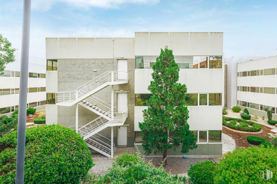 Oficina en alquiler en Ronda Poniente, 2-16, Tres Cantos, Madrid, 28760 con planta, cielo, día, edificio, nube, terreno, diseño urbano, condominio, hierba y árbol alrededor