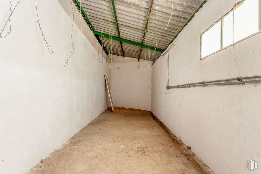 Land for sale at Zona M-542, Cadalso de los Vidrios, Madrid, 28640 with window, wood, fixture, floor, flooring, composite material, ceiling, hall, concrete and symmetry around